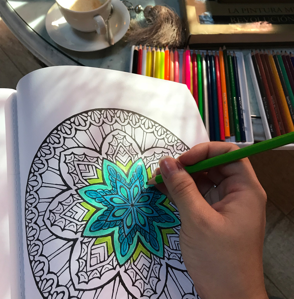 Una de las formas de pintar mandalas es del centro hacia afuera