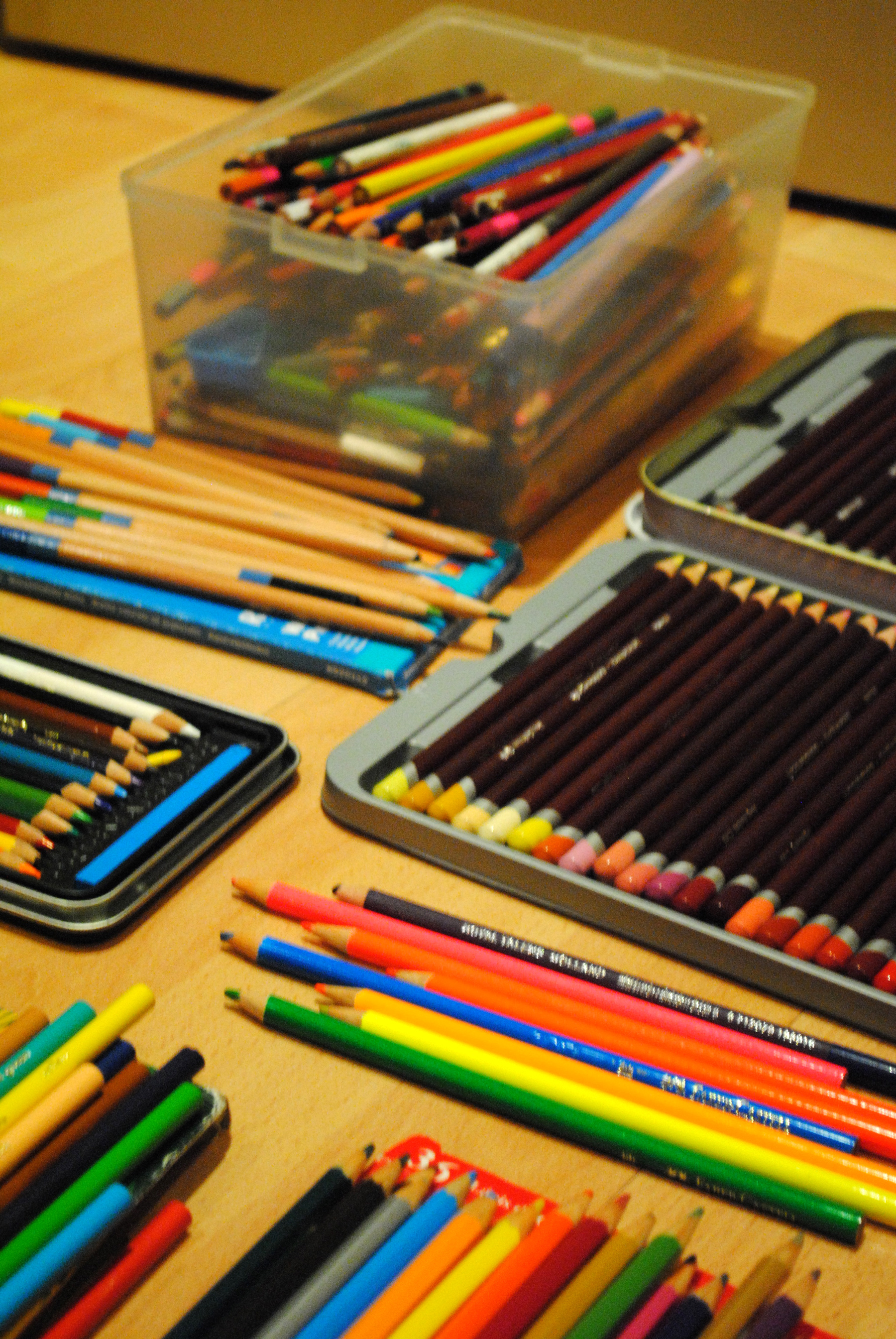 Colores de alrededor del mundo, creatividad y materiales