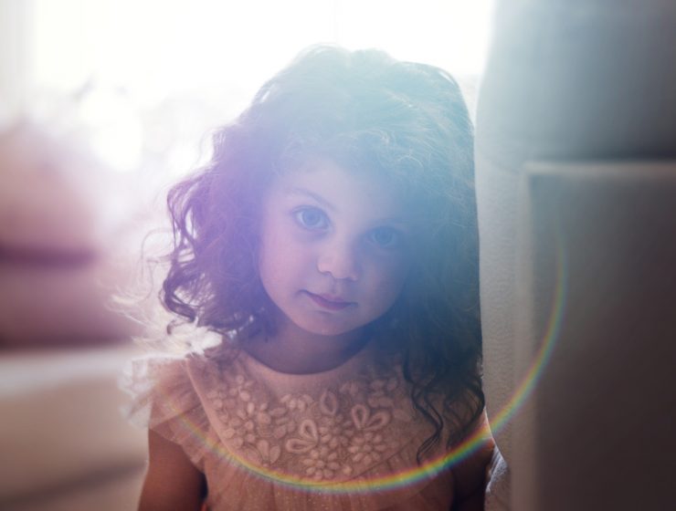 Niña con arcoiris