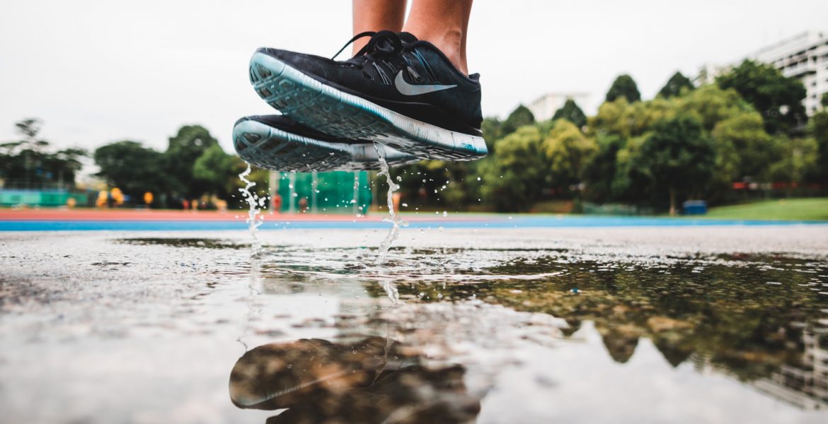 Persona brincando en charco